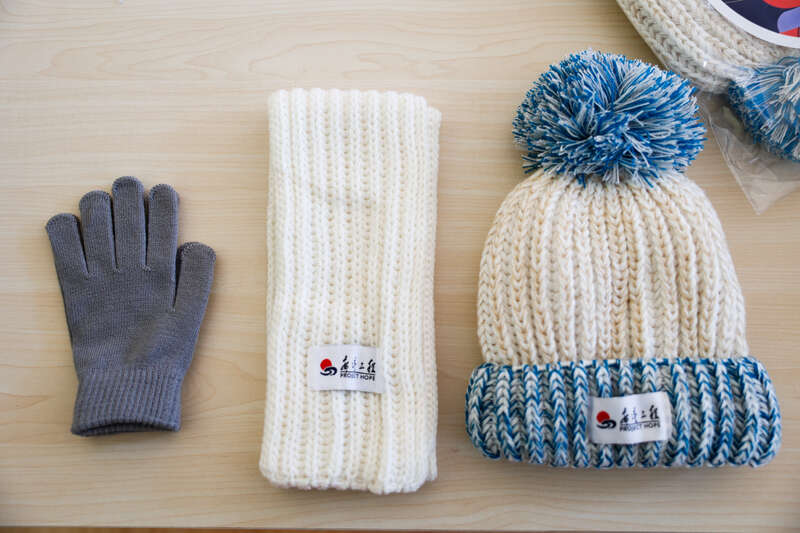 上千双小手套捐出 “运动+公益”传递社会温度